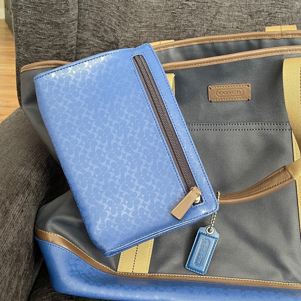 Coach Signature Weekend Tote Bag. PVC Coated Bottom With Inside Matching Pouch. - Picture 5 of 7